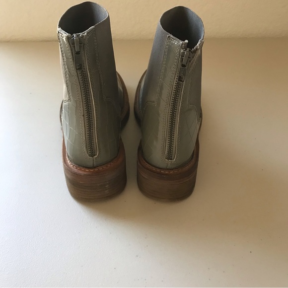 Free People Arlo Santa Fe Chelsea Croc Embossed Booties in Dust Storm sz 37 - Picture 3 of 7